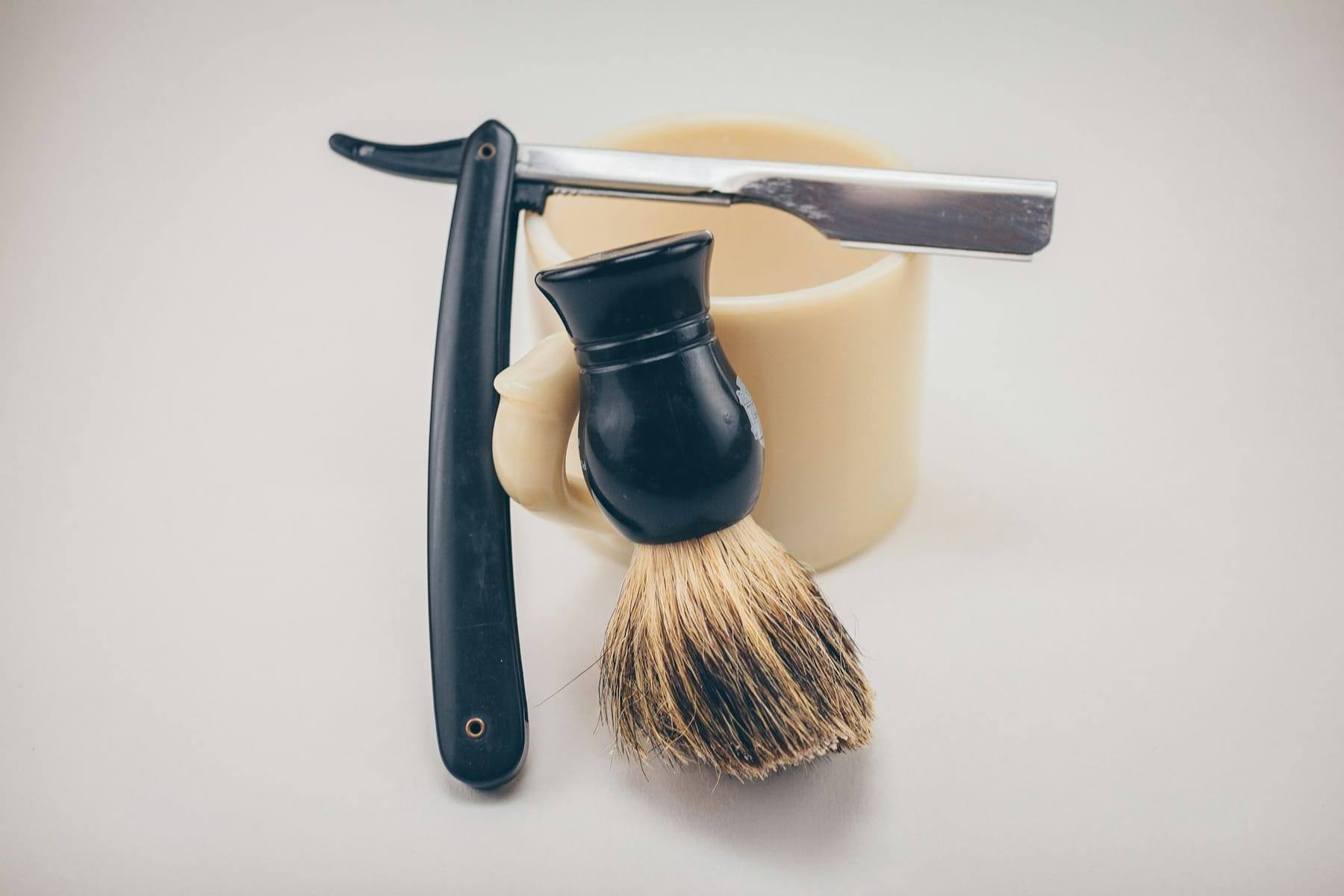 Straight razor and shaving brush